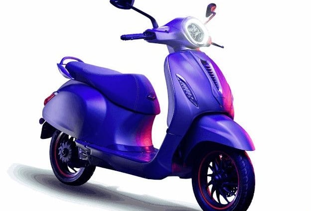 95 કિલોમીટરની આપે છે રેન્જ.....  બજાજ ચેતક (Bajaj Chetak) માર્કેટમાં બે વેરિએન્ટમાં અવેલેબલ છે, જેમાં Urban અને Premium વેરિએન્ટ્સ સામેલ છે. કંપની આને એક લાખ રૂપિયાની શરૂઆતી કિંમતની સાથે માર્કેટમાં ઉતાર્યુ હતુ.