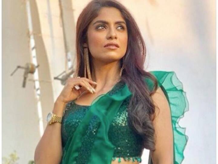 टीवी पर अपना एक सफल करियर बना चुकी टीवी सीरियल नागिन 4 की एक्ट्रेस सयांतनी घोष को भी कई बार बॉडी शेमिंग का शिकार होना पड़ा है. लगातार ट्रोल किए जाने के बाद आखिर कार सयांतनी ने अपनी चुप्पी तोड़ी और हेटर्स को करारा जवाब दिया. इसके बाद उन्होंने अपने एक इंटरव्यू में बताया था कि कई बार लोगों का एक कमेंट दिल पर गहरा प्रभाव छोड़ जाता है.जो काफी तकलीफ देता है.