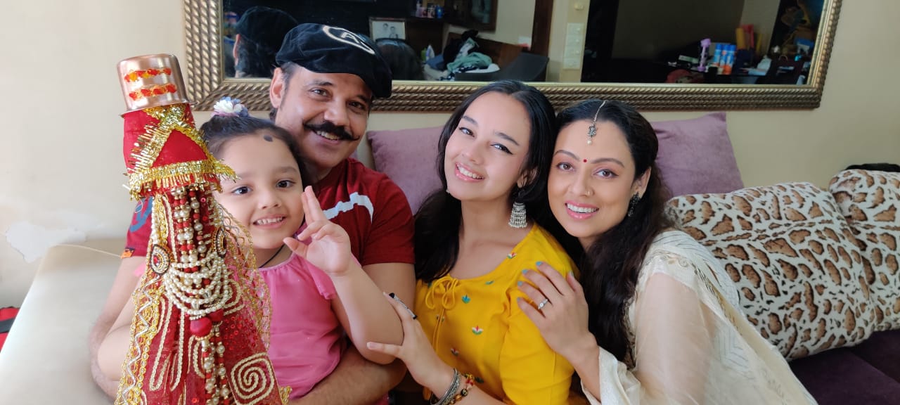 Gauri Tonk And Yash Tonk Photoshoot With Family On Gudi Padwa 2021 ...