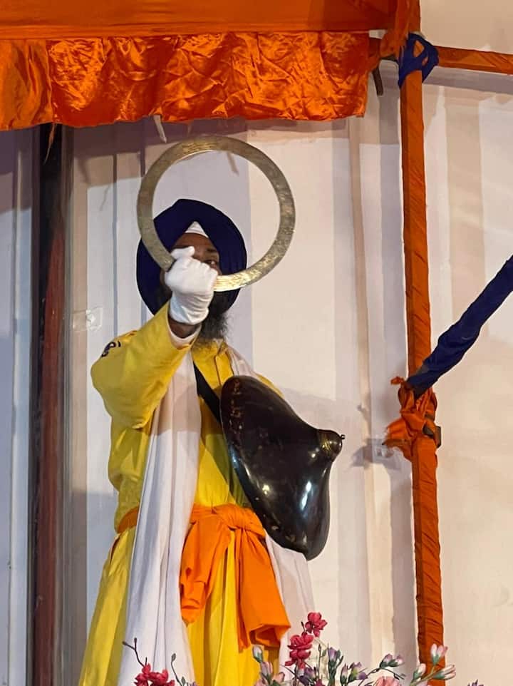 ਚੱਕਰ ਤੇ ਢਾਲ - ਦਸਤਾਰ 'ਤੇ ਸਜਾਉਣ ਵਾਲਾ ਚੱਕਰ ਤੇ ਗੁਰੂ ਸਾਹਿਬ ਦੇ ਕਰ ਕਮਲਾ ਦੀ ਢਾਲ।