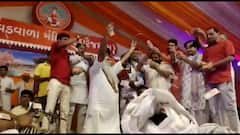 ગુજરાતના આ લોકગાયકના ડાયરામાં સોશિયલ ડિસ્ટન્સિંગના ધજાગરા, નોટોની પથારી કરીને ઉડાવાયા રૂપિયા