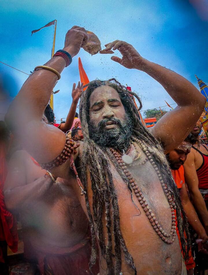 कुंभ में साधु-संतों का अलग अंदाज सबसे ज्यादा आकर्षण का केंद्र बना हुआ है.