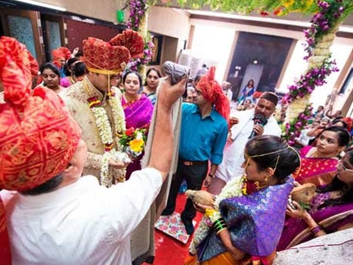 Maharashtra Coronavirus Crisis new restrictions for wedding ceremonies now only two hours and 25 people allowed Maharashtra Coronavirus Crisis : लग्न समारंभासाठी राज्यात नवे निर्बंध; 25 जणांच्या उपस्थितीत केवळ दोन तासात उरकावं लागणार 'शुभ मंगल'
