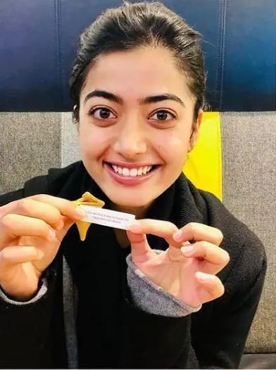 અમિતાભની પ્રસંશા કરતા રશ્મિકા મંદાના બોલી- તે હંમેશા મને એવી રીતે શીખવાડે છે જેમે કોઇ ટીચર પોતાના સ્ટુડન્ટને શીખવાડે છે. સારુ કામ કરો, જાગૃત રહો અને લાઇનો બરાબર યાદ રાખો, જે મને ખુબ પસંદ આવે છે.