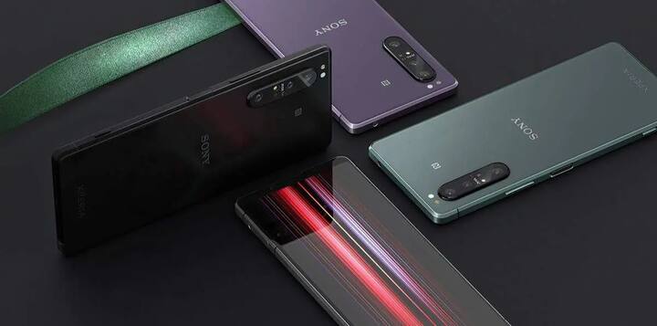 લીક રિપોર્ટ્સનુ માનીએ તો Sony Xperia 1 IIIમાં 6.5 ઇંચની 4K HDR OLED 10bit ડિસ્પ્લે આપવામાં આવશે. જેમાં 1,300 એનટી પીક બ્રાઇટનેસ અને 120Hz રિફ્રેશ રેટ છે. બતાવવામાં આવ્યુ છે કે ફોનમાં ક્વાલકૉમ સ્નેપડ્રેગન 888 પ્રૉસેસર હશે. આ 12GB રેમ અને 256GB સ્ટૉરેજમાં આવી શકે છે. ચીનમાં 16જીબી રેમ + 512 જીબી સ્ટૉરેજ મૉડલ આવી શકે છે.