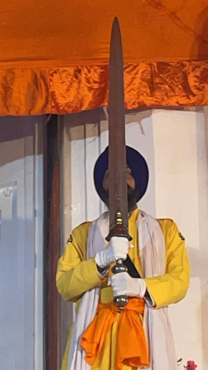 ਸੈਫ - ਮੁਸਲਮਾਨਾਂ ਦਾ ਪੈਗ਼ੰਬਰੀ ਸ਼ਸਤਰ 1400 ਸਾਲ ਤੋਂ ਵੀ ਜ਼ਿਆਦਾ ਪੁਰਾਣਾ ਹੈ। ਬਹਾਦਰ ਸ਼ਾਹ ਨੇ ਆਪਣੀ ਤਾਜਪੋਸ਼ੀ ਦੇ ਸਮੇਂ ਗੁਰੂ ਗੋਬਿੰਦ ਸਿੰਘ ਨੂੰ ਆਗਰੇ ਦੇ ਕਿਲੇ 'ਚ ਭੇਟ ਕੀਤਾ ਸੀ।