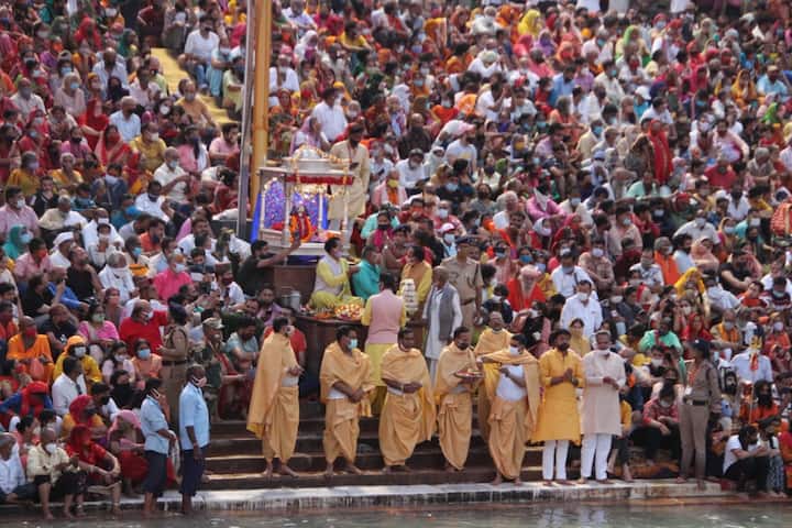 तस्वीर में देखा जा सकता है कि आस्था की डुबकी लगाने के लिए कितनी संख्या में श्रद्धालु हर की पौडी पर मौजूद हैं.  कोरोना संक्रमण काल में ये शाही स्नान हो रहा है तो ये चुनौतीपूर्ण तो है लेकिन प्रशासन की तरफ से दावा किया है कि तैयारियां पूरी की गई हैं.