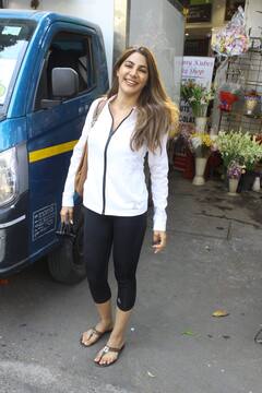 Nikki Tamboli निकली मुंबई की सड़को पर, खरीद रहीं हैं टमाटर-प्याज, देखें Photo