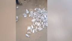 Jhansi: वोटरों को लुभाने के लिए बांटी जा रही थी शराब, महिलाओं ने बोतलों के साथ किया ये काम