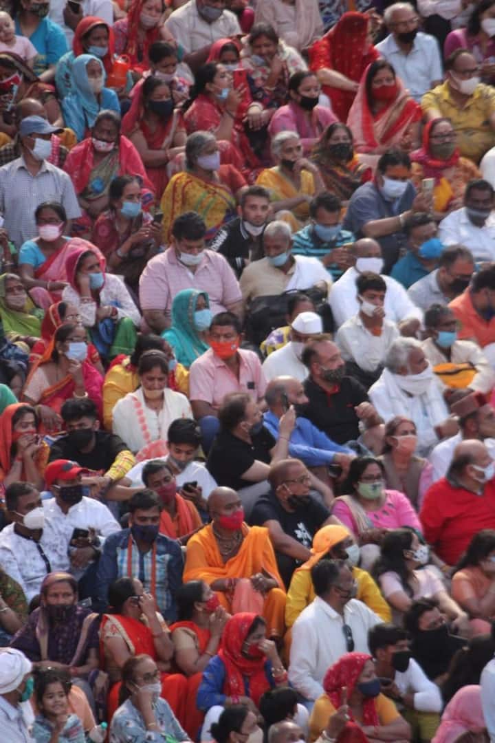 तीसरे शाही स्नान के मौके पर हरिद्वार में श्रद्धालुओं का हुजूम उमड़ा हुआ है. कोरोना महामारी के बीच भी भारी संख्या में श्रद्धालु आस्था की डुबकी लगाने पहुंचे हैं.