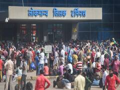 कर्फ्यू के ऐलान के बाद मुंबई के स्टेशनों पर बढ़ी भीड़, रेलवे ने कहा- घबराएं नहीं ट्रेन बंद नहीं होंगी