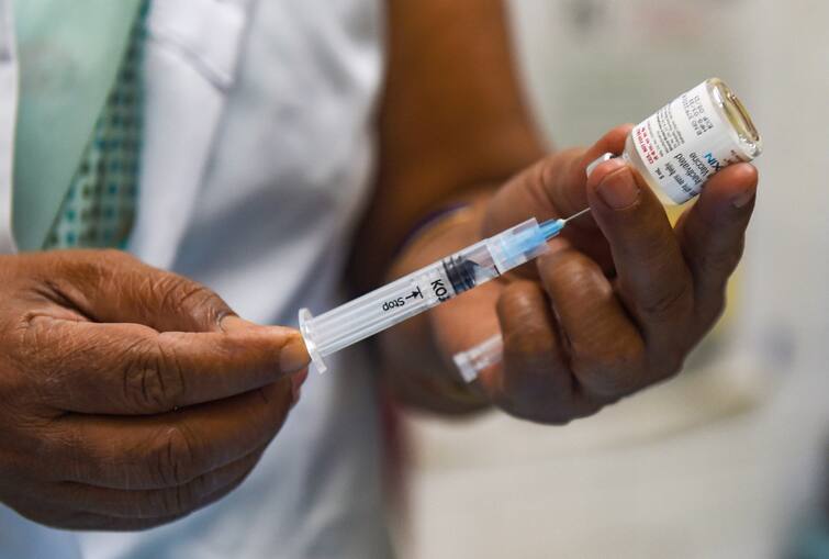 India Corona Virus No shortage of vaccine says Health Ministry ভ্যাক্সিনের অভাব নেই, বলছে কেন্দ্র; চিন্তা বাড়াচ্ছে করোনার গ্রাফ