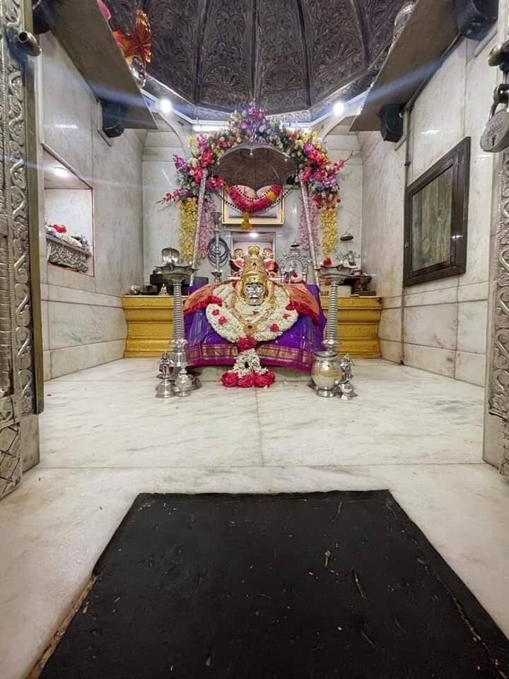 विविध ठिकाणी असणाऱ्या स्वामीच्या मठांमध्ये विधीवत पूजा अर्चाही पार पडली आहे. यातच अक्कलकोट येथील वटवृक्ष मंदिर संस्थानच्या वतीनं सोशल मीडियावर काही छायाचित्र पोस्ट करण्यात आली.