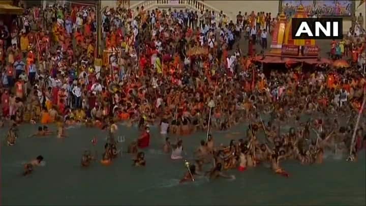 कुंभ मेळ्यातील तिसऱ्या शाही स्नानामध्ये निरंजनी आखाड्यातील साधू सहभागी झाले.