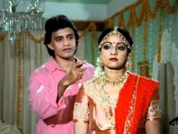इस दौरान मिथुन को ये बात पता चली कि बोनी कपूर श्रीदेवी में इंटरेस्ट रखते हैं. बोनी की पहली पत्नी मोना कपूर ने एक इंटरव्यू में बताया था कि इस बात को गलत साबित करने के लिए श्रीदेवी ने बोनी की कलाई पर राखी तक बांध दी थी.