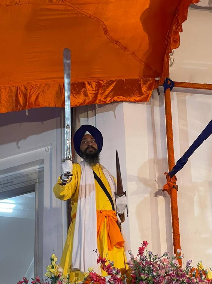 ਦੋ ਧਾਰੀ ਫੌਲਾਦੀ ਖੰਡਾ- ਜਿਸ ਨਾਲ 1699 ਈ ਨੂੰ ਖੰਡੇ ਬਾਟੇ ਦਾ ਅੰਮ੍ਰਿਤ ਤਿਆਰ ਕਰ ਖਾਲਸਾ ਪੰਥ ਦੀ ਸਾਜਨਾ ਕੀਤੀ ਗਈ ਸੀ।