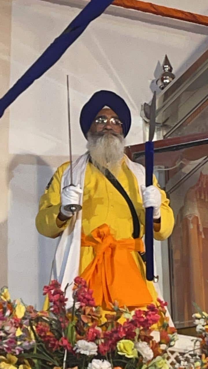 ਇੰਗਲੈਂਡ ਤੋਂ ਲਿਆਂਦੇ ਗਏ ਸ਼ਸਤਰ - ਸ਼ਮਸ਼ੀਰੇ ਤੇਗ ਤੇ ਦਾਹੇ ਆਹਨੀ - ਸਤਿਗੁਰ ਸਾਹਿਬ ਦੇ ਕਮਰਕੱਸੇ ਦੇ ਸ਼ਸਤਰ।