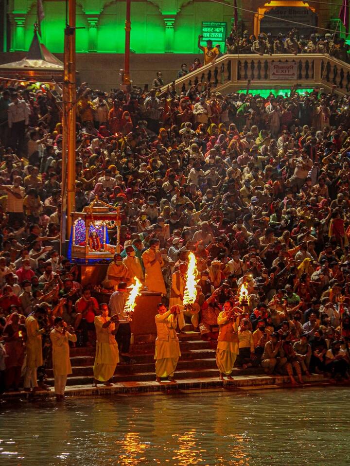 हजारों श्रद्धालुओं की मौजूदगी में आरती का ये भव्य नजारा किसी को भी मंत्रमुग्ध कर दे.