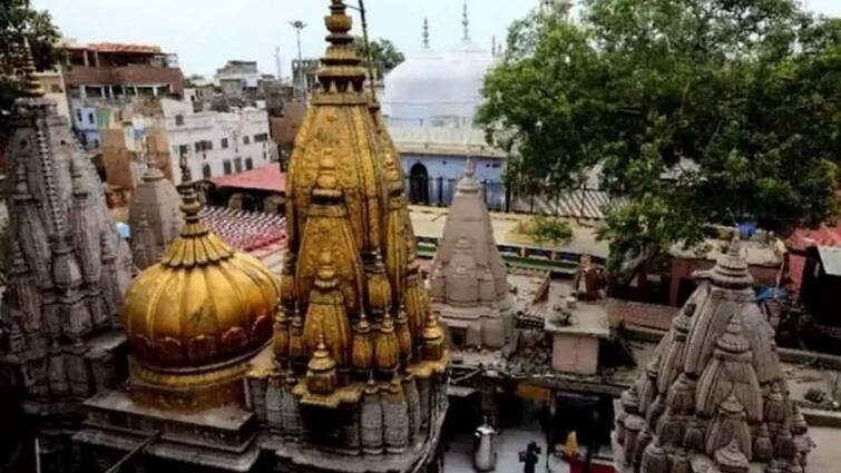 devotees visit at Baba Vishwanath temple in Varanasi follow covid rules Uttar Pradesh ANN वाराणसी: बाबा विश्वनाथ के मंदिर में उमड़ी भक्तों की भीड़, मुस्तैद प्रशासन ने कराया कोविड नियमों का पालन