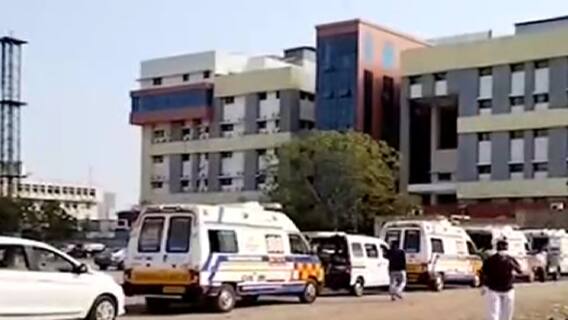 Rajkot: સિવિલ હોસ્પિટલની બહાર સર્જાઈ વિકટ પરિસ્થિતિ, જુઓ વીડિયો