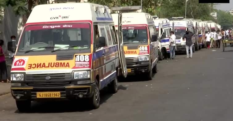 News of relief for Rajkot, ambulance line not seen outside hospital after 15 days ગુજરાતના આ મોટા શહેર માટે રાહતના સમાચાર, 15 દિવસ બાદ હોસ્પિટલ બહાર ન જોવા મળી એમ્બ્યુલન્સની લાઈન