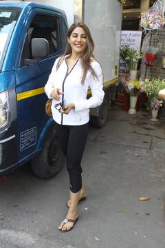 Nikki Tamboli निकली मुंबई की सड़को पर, खरीद रहीं हैं टमाटर-प्याज, देखें Photo