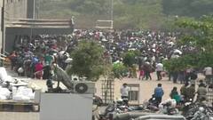 संचारबंदीच्या घोषणेनंतर लोकमान्य टिळक टर्मिनसवर गावी परतणाऱ्यां परप्रांतीयांची तुफान गर्दी