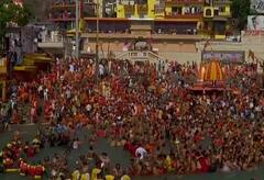 હરિદ્વાર મહાકુંભમાં કોરોના વિસ્ફોટ વચ્ચે સાધુઓએ કર્યુ શાહી સ્નાન, જુઓ તસવીરો