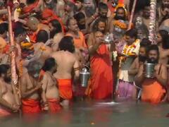 kumbh mela shahi snan | कुंभमेळ्यात तिसऱ्या शाही स्नानासाठी साधूंची एकच गर्दी; कोरोनाचे नियम पायदळी
