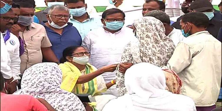 West Bengal Election 2021 CM Mamata Banerjee met the families of those killed in the Sitalkuchi, Cooch Behar violence WB Election 2021: ‘দোষীদের সাজা দেবই’, শীতলকুচির নিহতদের পরিজনদের সঙ্গে দেখা করে আশ্বাস মমতার