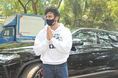 चेक शर्ट और ब्लैक शॉर्ट्स में नज़र आईं Malaika Arora, Karthik Aryan ने जोड़े हाथ, देखें Photo