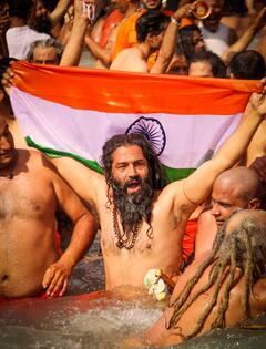 हरिद्वार: तीसरे  शाही स्नान पर निरंजनी अखाड़े ने पानी के अंदर और बाहर दिखाए जमकर करतब, देखें तस्वीरें