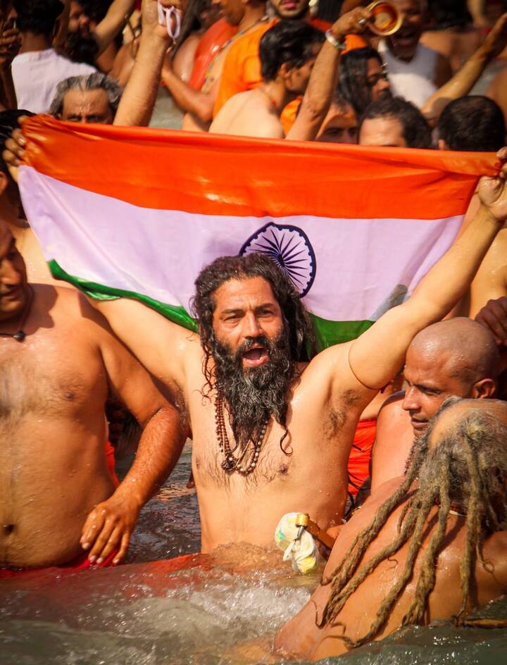 कुंभ के तीसरे शाही स्नान के अवसर पर सबसे पहले निरंजनी अखाड़ा ने शाही स्नान किया. इस दौरान निरंजनी अखाड़े के साधु संतों ने जमकर करतब दिखाए.  स्नान करते हुए साधु संत भारत का राष्ट्रीय ध्वज लहराते हुए भी नजर आए