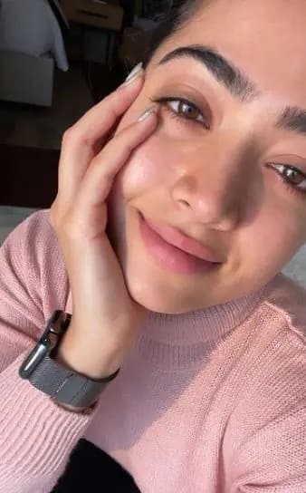 નવી દિલ્હીઃ સાઉથ ઇન્ડિયન એક્ટ્રેસ રશ્મિકા મંદાના હાલના સમયમાં સાતમા આસમાને છે. તે અત્યારે પોતાની આગામી ફિલ્મ 'ગુડબાય'નુ શૂટિંગ કરી રહી છે. આ ફિલ્મમાં તેની સાથે મહાનાયક અમિતાભ બચ્ચન પણ દેખાશે. તાજા ઇન્ટરવ્યૂમાં રશ્મિકા મંદાનાએ જણાવ્યુ કે તેના પરિવારજનો અને માતાપિતાનુ રિએક્શન કેવુ હતુ, જ્યારે તેમને જાણ થઇ કે તે અમિતાભ બચ્ચન સાથે શૂટિંગ કરી રહી છે.