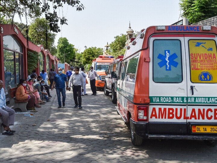 कोरोना का कहर: कहीं अस्पताल के बाहर दिखी एंबुलेंस की कतार तो कहीं श्मशान में बड़ी तादाद में लाए जा रहे शव