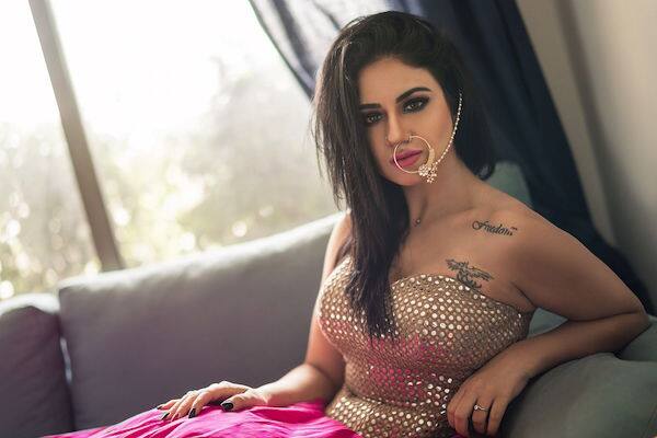 बिग बॉस की एक्स कंटेस्टेंट रही प्रिया मलिका को भी स्लट-शेमिंग का शिकार होना पड़ा है. लोगों ने उन्हें ये कहते हुए ट्रोल किया था कि वो रियल से ज्यादा प्लास्टिक की दिखती है.