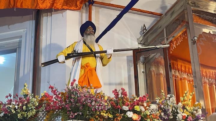 ਬੰਦੂਕ - ਲਾਹੌਰ ਦੇ ਕਿਸੇ ਗੁਰਮੁੱਖ ਪਿਆਰੇ ਨੇ ਦਸਮ ਪਾਤਸ਼ਾਹ ਨੂੰ ਭੇਟਾ ਕੀਤੀ ਸੀ।