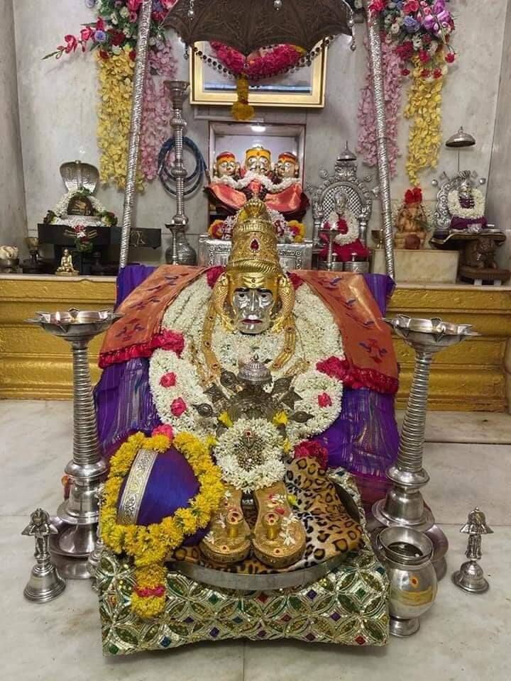 अक्कलकोटनगरीमध्ये आणि जगाच्या पाठीवर कुठेही असणाऱ्या भक्तांच्या हाकेला धावणाऱ्या श्री स्वामी समर्थ यांचा आज प्रकट दिन.