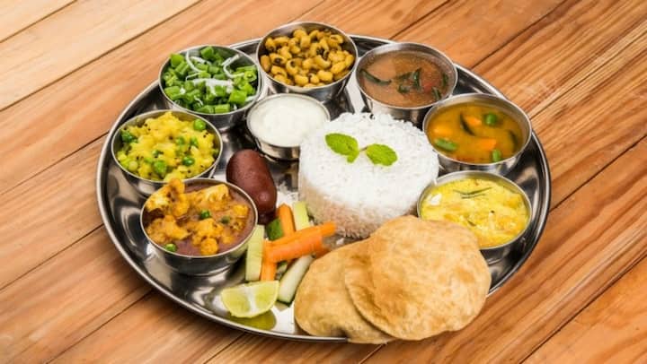 બ્રિટિશ જર્નલ ઓફ ન્યુટ્રીશનમાં પ્રકાશિત એક રિસર્ચના અહેવાલ મુજબ વેક્સિન લીધા પહેલા હેલ્ધી ફૂડ લેવું ફાયદાકારક છે. વેક્સિન લેતા પહેલા અને બાદ સ્પાઇસી જંગ ફૂડ અવોઇડ કરો
