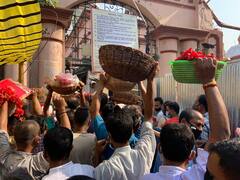 Poila Baisakh Pics: করোনা আবহে সুরক্ষাবিধি মেনেই কালীঘাটে নববর্ষের পুজো