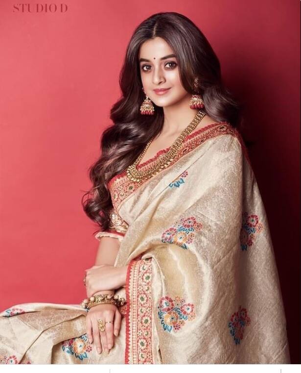 হালকা রঙের শাড়িতে অপরূপা দর্শনা বণিক। সোশ্যাল মিডিয়ায় এই ছবিটি শেয়ার করলেন তিনি। (ছবি সৌজন্যে: স্টুডিও ডি)