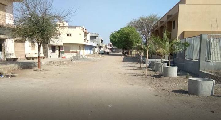 અમરેલીઃ અમરેલી જિલ્લામાં કોરોના કેસ વધતા ઈશ્વરીયા ગામના લોકો દ્વારાસાંજના 7 વાગ્યાથી સવારે 6 વાગ્યા સુધી બંધ રાખવા નિર્ણય કરાયો છે. આગામી 1 મે સુધી નિર્ણયનો અમલ કરાશે. જાફરાબાદ તાલુકાના ટીંબી ગામના વેપારીઓએ પાંચ દિવસનું સ્વયંભૂ લોકડાઉન જાહેર કર્યુ છે. બંધ દરમિયાન માત્ર જરૂરી વસ્તુઓની દુકાન ખુલ્લી રહેશે.