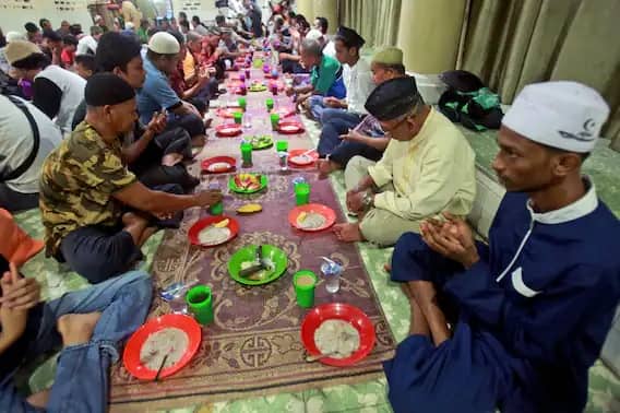 উপোস ভাঙার পর মসজিদের একটি অংশেই ইফতার করছেন মানুষরা।