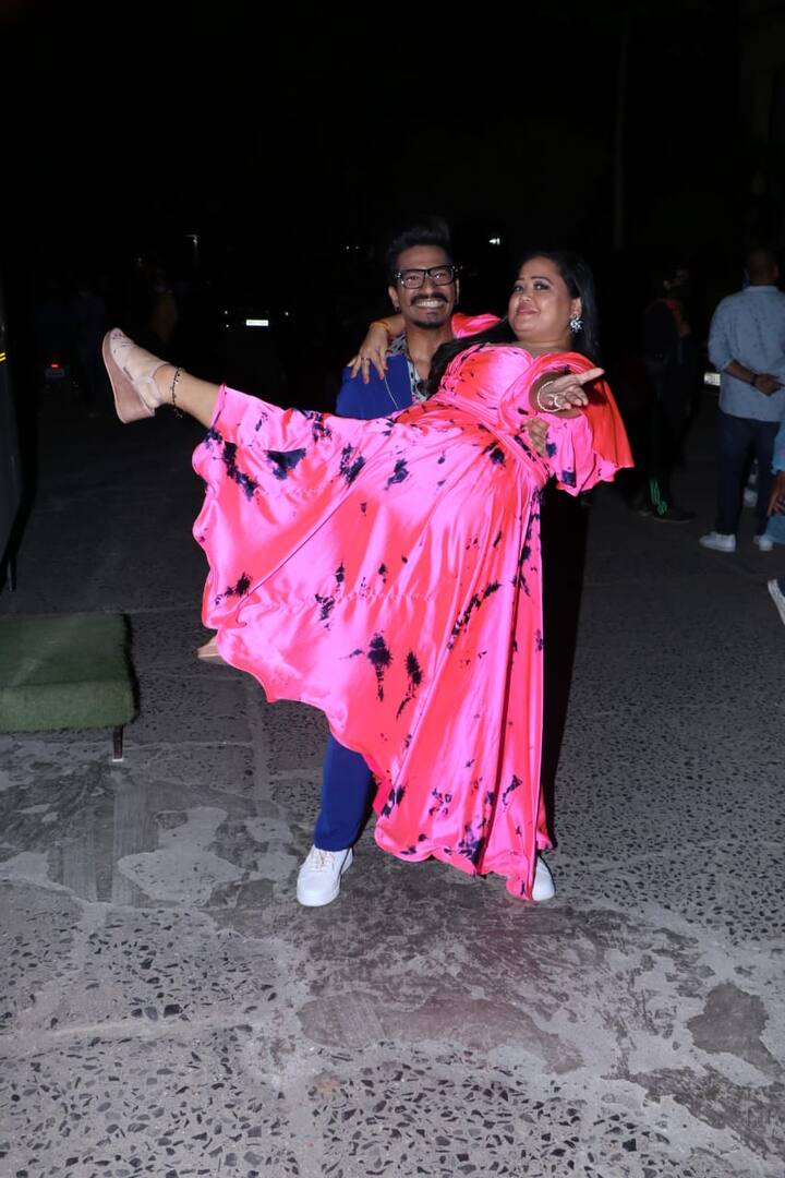 भारती ने जहां पिंक ड्रेस पहनी जिस पर ब्लू प्रिंट था, तो वहीं हर्ष ब्लू ड्रेस में दिखे.