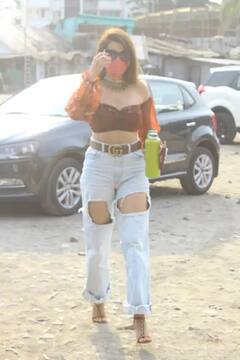 રગ્ડ જિન્સ અને ક્રૉપ ટૉપમાં રુબિના દિલૈકે બતાવ્યો હૉટ અંદાજ, ફેન્સ થયા ઘાયલ, જુઓ તસવીરો....