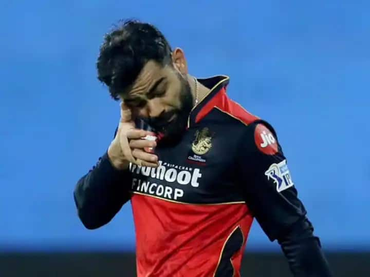 virat kohli breach ipl code of conduct after srh match વિરાટ કોહલીએ આઉટ થઇને પેવેલિયન જતી વખતે ગુસ્સામાં શેના પર બેટ ફટકારતા રેફરી ગિન્નાયો, થશે કડક સજા....