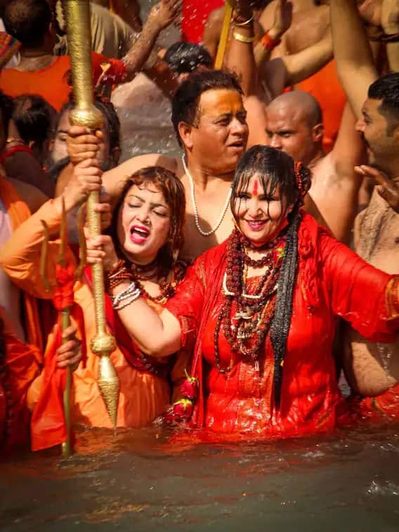 গোটা দেশে বাড়ছে করোনা সংক্রমণ। এরই মধ্য়ে হরিদ্বারে চলল কুম্ভমেলার পুণ্য়স্নান। যেখানে সাধুদের পাশাপাশি দেখা মিলল হাজার হাজার পুণ্য়ার্থীর।