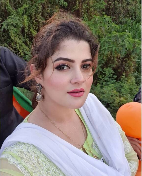 আলাদা সাজ নয়, প্রচারের ছবি শেয়ার করেই সোশ্যাল মিডিয়ায় অনুরাগীদের শুভেচ্ছা জানালেন শ্রাবন্তী চট্টোপাধ্যায়।