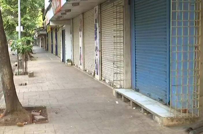 ગુજરાતમાં કોરોનાને કેસ રોજ નવી ટોચ બનાવી રહ્યા છે. કોરોના વધતા ગ્રાફને લઈ કેટલાક શહેરો, ગામડાઓ, માર્કેટિંગ યાર્ડ સ્વૈચ્છિક લોકડાઉન તરફ વળ્યા છે.