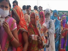 UP: गांव की सरकार चुनने के लिये लोगों में दिखा उत्साह, महिला व युवा वोटर्स की दिखी लंबी कतारें